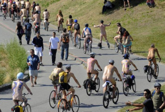 组图：温哥华裸体自行车日 挑战神经