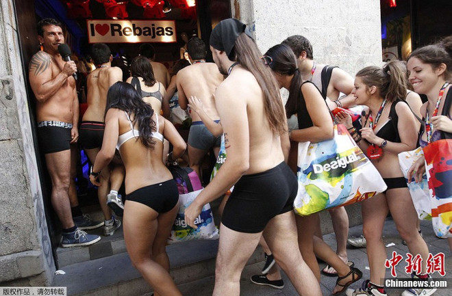 高清图集：西班牙“赤裸”购物 前百人享免单待遇