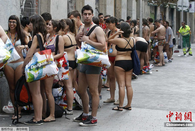 高清图集：西班牙“赤裸”购物 前百人享免单待遇