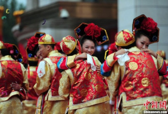 50位满族“格格”传统婚礼中集体出嫁