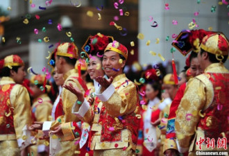 50位满族“格格”传统婚礼中集体出嫁