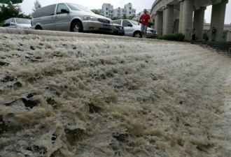 场面混乱！杭州水管爆裂致路面成瀑布
