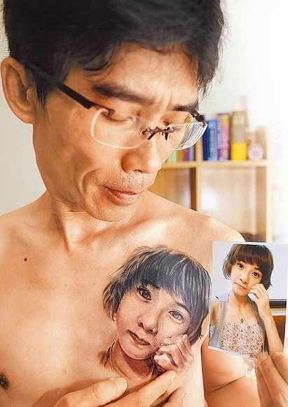 台湾少女遭车碾毙 父亲纹其照片于胸口 缓解内心痛楚(图)