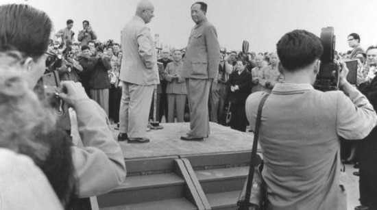 毛泽东会见赫鲁晓夫尴尬场面 对方双手插兜 (图)