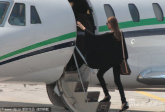 朱莉带儿女乘私人飞机 养子机场飞奔