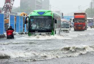 武汉遭特大暴雨侵袭 市内看海看瀑布