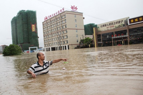 武汉遭特大暴雨侵袭 市民“看海看瀑布”(高清组图)