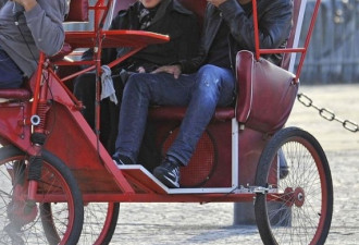 麦当娜与小男友牵手游巴黎 同乘三轮
