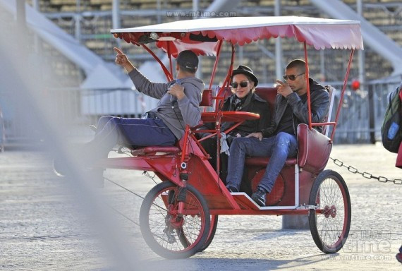麦当娜与小男友牵手游巴黎  两人同乘一辆人力车(组图)
