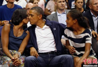 奥巴马观看篮球赛时亲吻妻子引全场欢呼