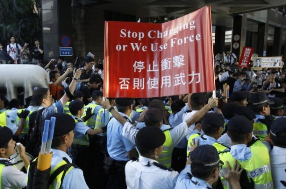 场面火爆！香港警方在街头与示威者力拼 保驾胡锦涛(组图)