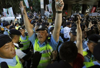 港警方在街头与示威者力拼 保驾胡锦涛