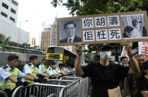场面火爆！香港警方在街头与示威者力拼 保驾胡锦涛(组图)