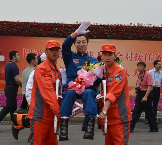 神九航天员返回北京 将被医学隔离14天防太空病菌(组图)