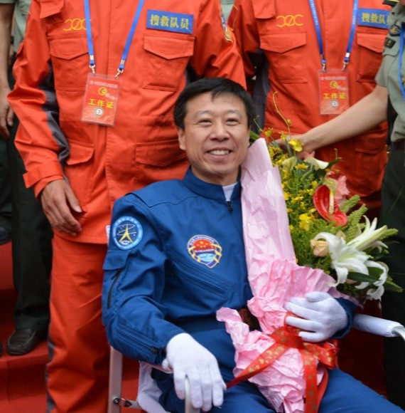 神九航天员返回北京 将被医学隔离14天防太空病菌(组图)