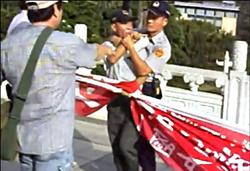 台独分子对陆客挥台独旗帜挑衅被打伤