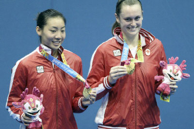 李文珊（左）與布魯絲（右）在去年贏得泛美邉訒??佑鹎螂p打金牌。（取材自guadalajara.olympic.ca） 