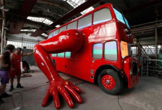 伦敦公共汽车变机器人 “做俯卧撑”