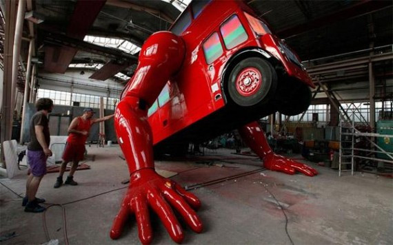 惊爆眼球的创意：伦敦公共汽车变机器人“做俯卧撑”(组图)