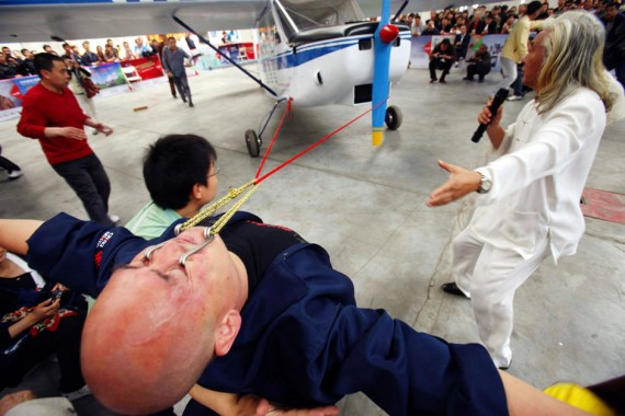 人体五官的极限表演：眼皮拉飞机 用牙剥椰子(高清组图)