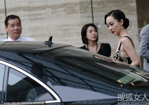 霍思燕现身上海某酒店深V礼服胸襟大开堪比艳星(组图)