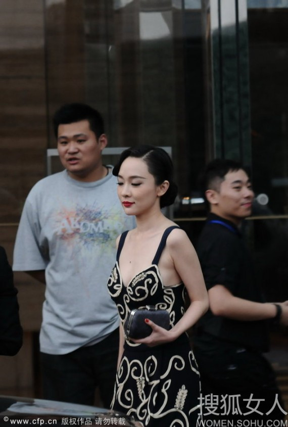 霍思燕现身上海某酒店深V礼服胸襟大开堪比艳星(组图)