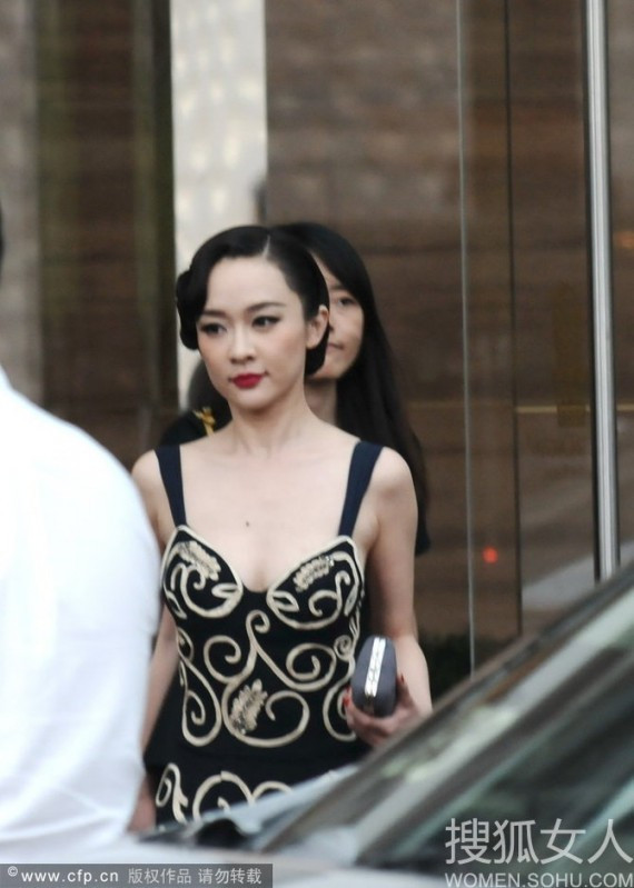 霍思燕现身上海某酒店深V礼服胸襟大开堪比艳星(组图)