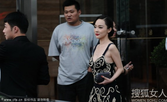 霍思燕现身上海某酒店深V礼服胸襟大开堪比艳星(组图)