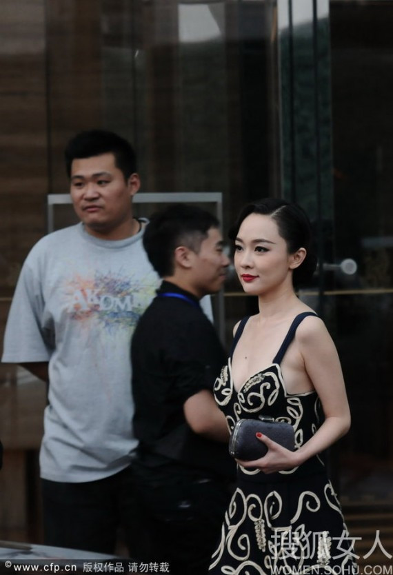 霍思燕现身上海某酒店深V礼服胸襟大开堪比艳星(组图)