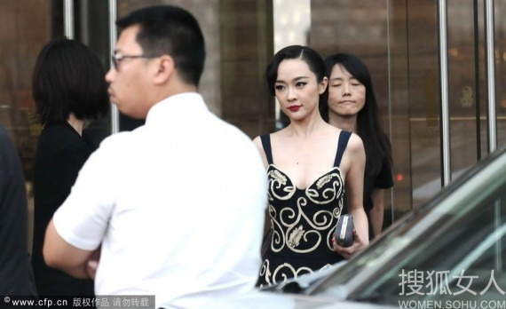 霍思燕现身上海某酒店深V礼服胸襟大开堪比艳星(组图)