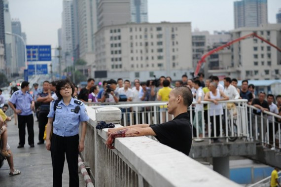 民警群众劝说无果 长沙男子手持匕首当众跳桥身亡(组图)