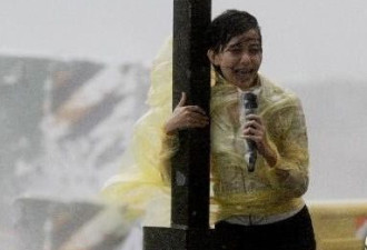 电视台派女记者报台风 被网友指虐待