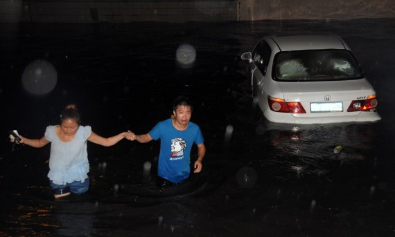 宁夏银川暴雨引发城市内涝 部分路段紧急封闭(高清组图)