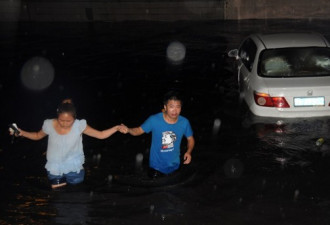 图：宁夏也淹了 银川暴雨引城市内涝