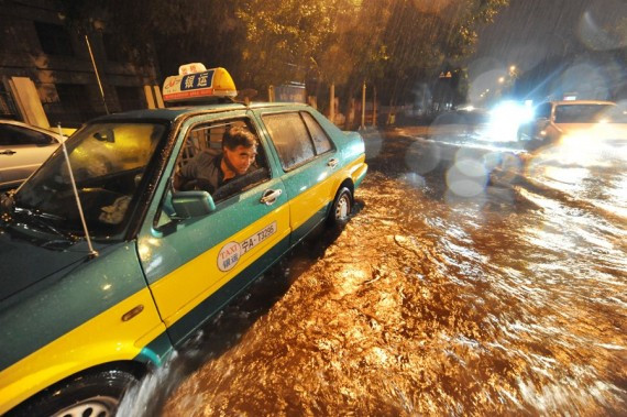 宁夏银川暴雨引发城市内涝 部分路段紧急封闭(高清组图)