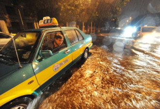 图：宁夏也淹了 银川暴雨引城市内涝