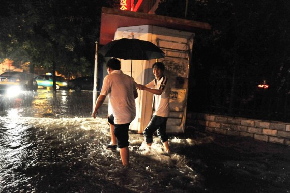 宁夏银川暴雨引发城市内涝 部分路段紧急封闭(高清组图)