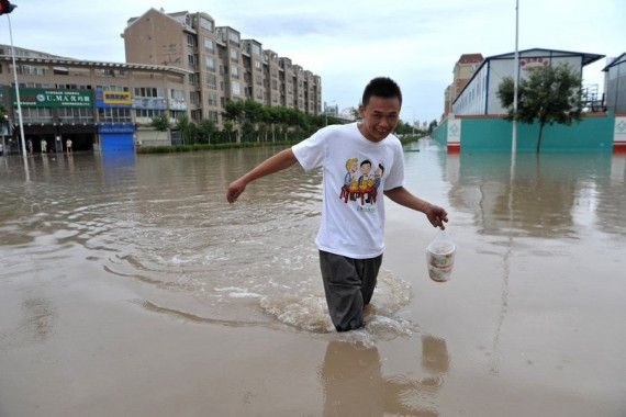 宁夏银川暴雨引发城市内涝 部分路段紧急封闭(高清组图)