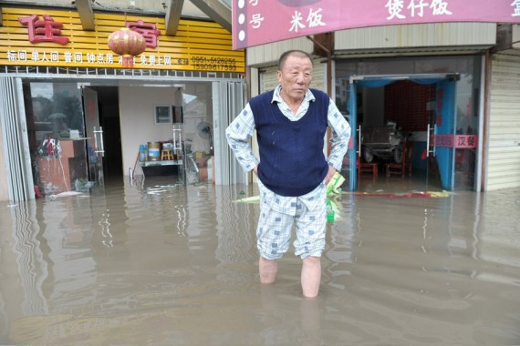 宁夏银川暴雨引发城市内涝 部分路段紧急封闭(高清组图)