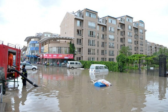 宁夏银川暴雨引发城市内涝 部分路段紧急封闭(高清组图)