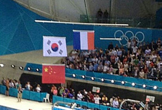中韩并列摘银 中国国旗被垫下惹争议