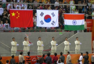 中韩并列摘银 中国国旗被垫下惹争议