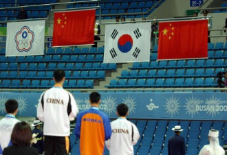 中韩并列摘银 中国国旗被垫下惹争议