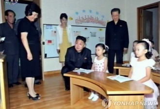 朝鲜第一夫人？黄洋装女子紧随金正恩