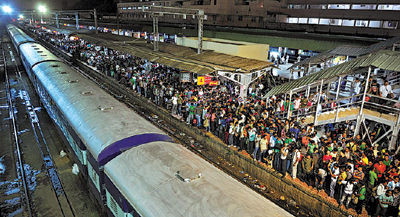 8月16日，印度班加罗尔，数百名来自印度东北阿萨姆邦的民众等待上火车逃离