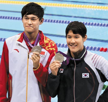 7月31日，在伦敦奥运会男子200米自由泳颁奖仪式上，孙杨与朴泰桓一起举着银牌庆祝。据悉，当时朴泰桓得到的是一枚假奖牌。