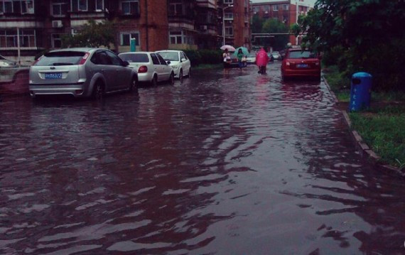 天津遭遇暴雨袭击 多条街道被淹城市成泽国(组图)
