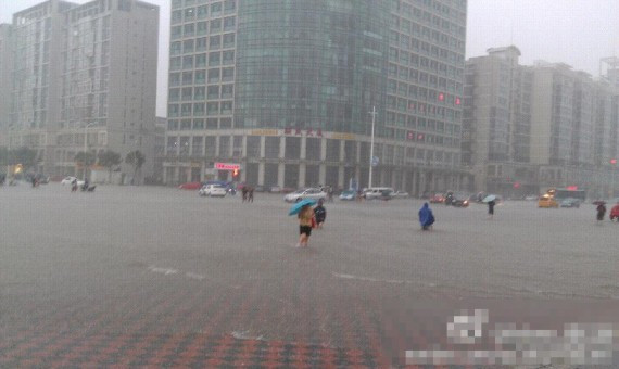 天津遭遇暴雨袭击 多条街道被淹城市成泽国(组图)
