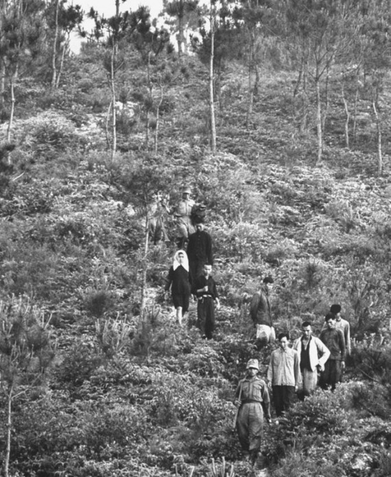 老照片：1979年驻港英军士兵持枪押送遣返大陆逃港者(组图)