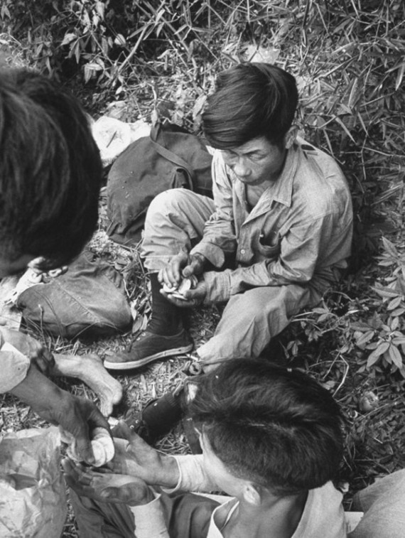 老照片：1979年驻港英军士兵持枪押送遣返大陆逃港者(组图)